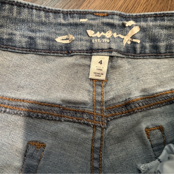 Seven7 Light Blue Denim Jeans frayed size 4 vacation casual weekend short - Picture 2 of 9